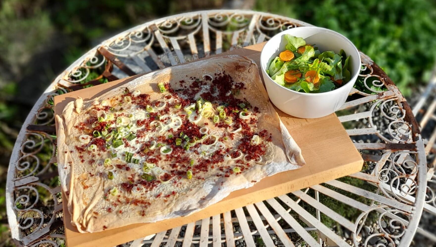 Hofgenuss-Rezept: Flammkuchen mit Salat
