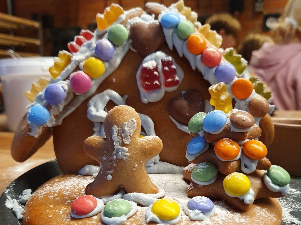 Knusperhäuschen verzieren